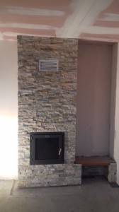 Teplovzdušný krb se zadním přikládáním