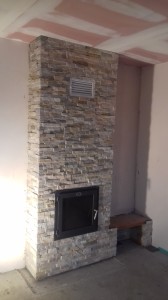 Teplovzdušný krb se zadním přikládáním